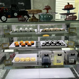 Cupcakes, cheesecake and drinks