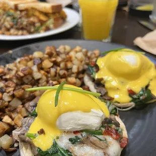 Above my expectations. It was fast &amp; efficient. Everything was great! The Florentine Benedict &amp; potatoes were delicious.