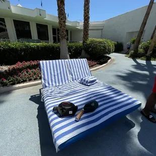 Lounge daybed (quickly lost all shade shortly after this photo)