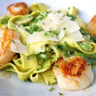 Scallop Pappardelle: pasta in a basil pesto cream sauce with mushroom and asparagus and pan-seared sea scallops on top ($34).