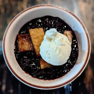 Blackberry cobbler with vanilla ice cream