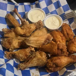 Had the Nashville hot and Garlic parmessan dry rub wings.  They were some of the best that I have had.  Will definitely be back.
