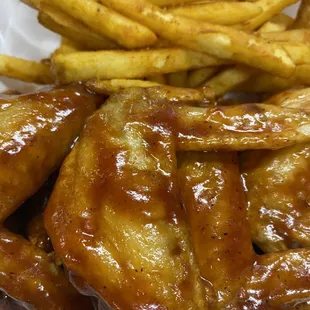 chicken wings and fried chicken, fried chicken wings, food, bbq chicken, chicken wings, poultry, bbq wings, fried chicken, chicken