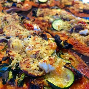 a pizza with zucchini and other toppings