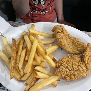 Kids meal: 2 chicken Strips w/ Fries