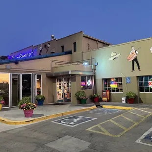 the outside of the restaurant