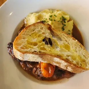 Oxtails and mashed potatoes