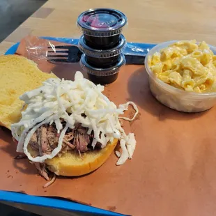 Pulled pork sandwich and mac&amp;cheese