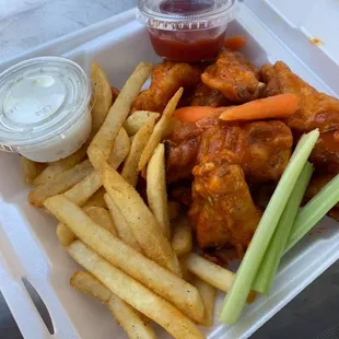 Hot Wings with Fries