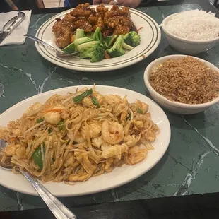 Chicken &amp; Shrimp pad Thai noodles