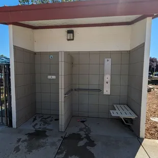 Outdoor rinsing showers