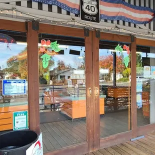 the outside of a restaurant