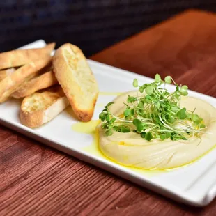 Hummus &amp; Crostini