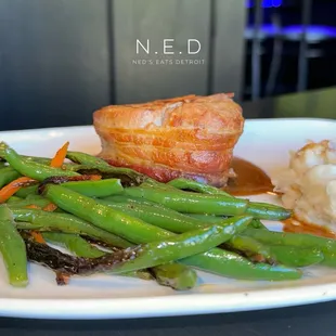 Bacon-Wrapped Fillet with Green Beans and Mashed Potatoes (special)