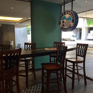 Table in surfboard-shape