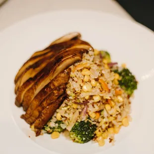 Broccoli Portobello Grain Bowl
Grilled portobello mushroom, quinoa, brown rice, carrot, corn, green onion, garlic, and sesame oil.