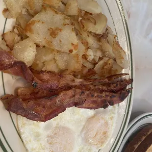 a plate of breakfast food