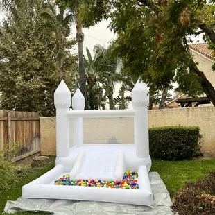 13x10 white jumper with multicolor ball pit