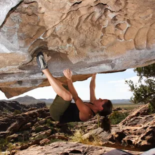 Beth Marek bouldering in Hueco Tanks, Moonshine Roof.