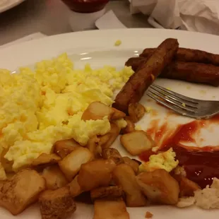 a plate of breakfast food