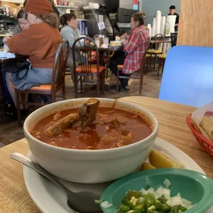 Menudo con pata, picoso-it&apos;ll put pelo en tu pecho!