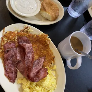 This restaurant changed its owner and now the food is delicious. A friendly and helpful treatment. Excellent coffee. I recommend