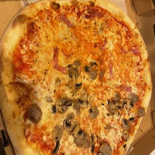 Half sausage mushroom, half Hawaiian.... Disappointing.