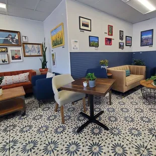 Comfy, cozy, doesn&apos;t feel crowded even when it fills up
