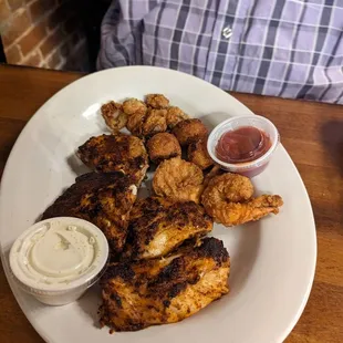 Seafood sample (fried oysters, hush puppies, fried shrimp, grouper, tuna, cod)