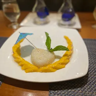 Sticky rice with mango