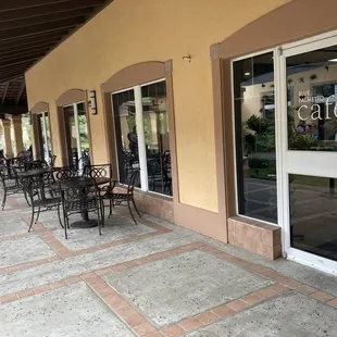 the outside of the restaurant