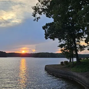 Sunset view..Good drinks,good quality of food!