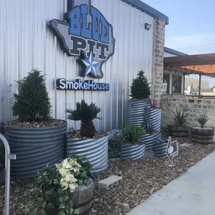 Awesome Food Great Venue!!!!
 Lots of free Parking