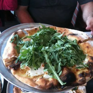 Arugula, cheese pizza