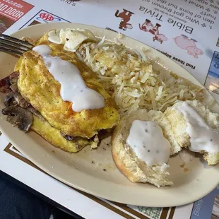 a plate of breakfast food
