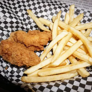 Kids meal: Chicken fingers and fries