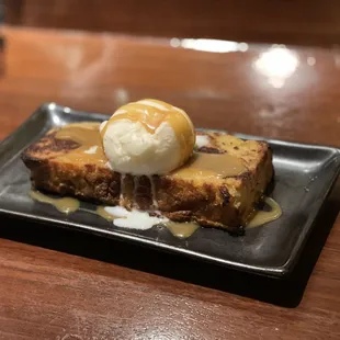 Gingerbread pudding so so so good! The texture is on point crunch on the outside soft on the inside.