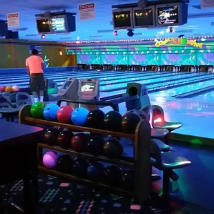 bowling lanes and bowling lanes