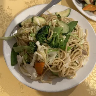 Veggie chow mein with white sauce