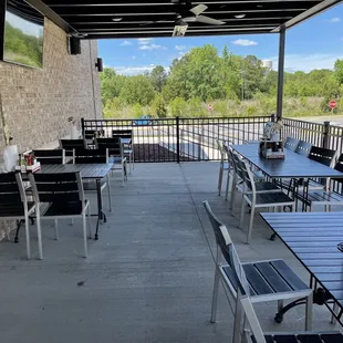 Huge patio w/ 2 TV's