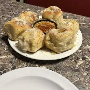 GARLIC KNOTS (6)