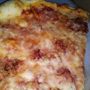 Cheese pizza with bacon