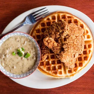 Chicken &apos;n Waffles with gravy