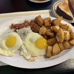 2 eggs with corned beef hash and potatoes