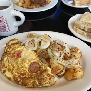 Linguiça omelette with home fries and toast