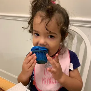 She loves bluevelvet cupcakes