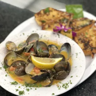 Fresh Manila Clam Bowl- Garlic Bread