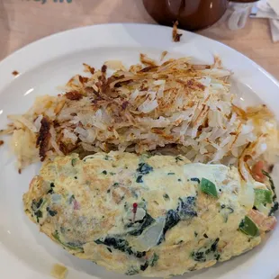 Veggie omelette with hash browns!! Yummmm