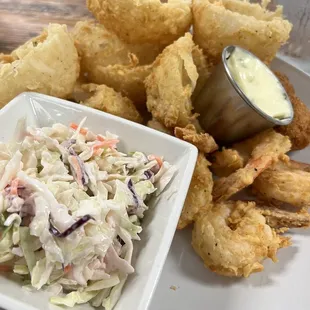 Small shrimp plate (8 piece) with coleslaw and onion rings
