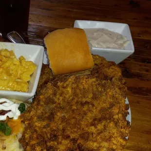 Chicken fried steak cream gravy (large size). Loaded potatoes, Mac n cheese.  Excellent! Very nice place.